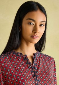 Tom Joule REGULAR FIT ASTER TIE WAIST MIDI - Freizeitkleid - red and navy