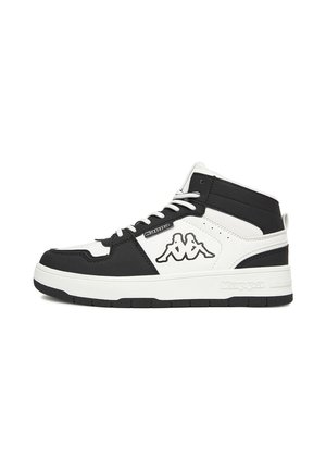 Sort og hvid højt snøret Kappa sneaker med logo af to siddende figurer på siden og hvide snørebånd på en hvid baggrund.