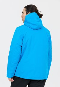 Klart blå isolerad jacka med huva, slät yta, långa ärmar och avslappnad passform. Har en rak skärning och inga synliga logotyper.