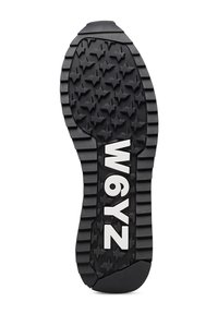 Černá podrážka boty s hlubokými vzory, které mají tvary hvězdiček, a výrazné bílé logo "W6YZ" uprostřed.