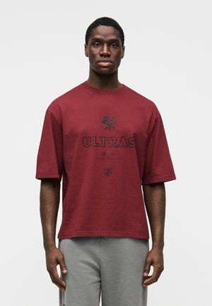 ULTRAS OVERSIZED TEE - Μπλουζάκι με στάμπα - red
