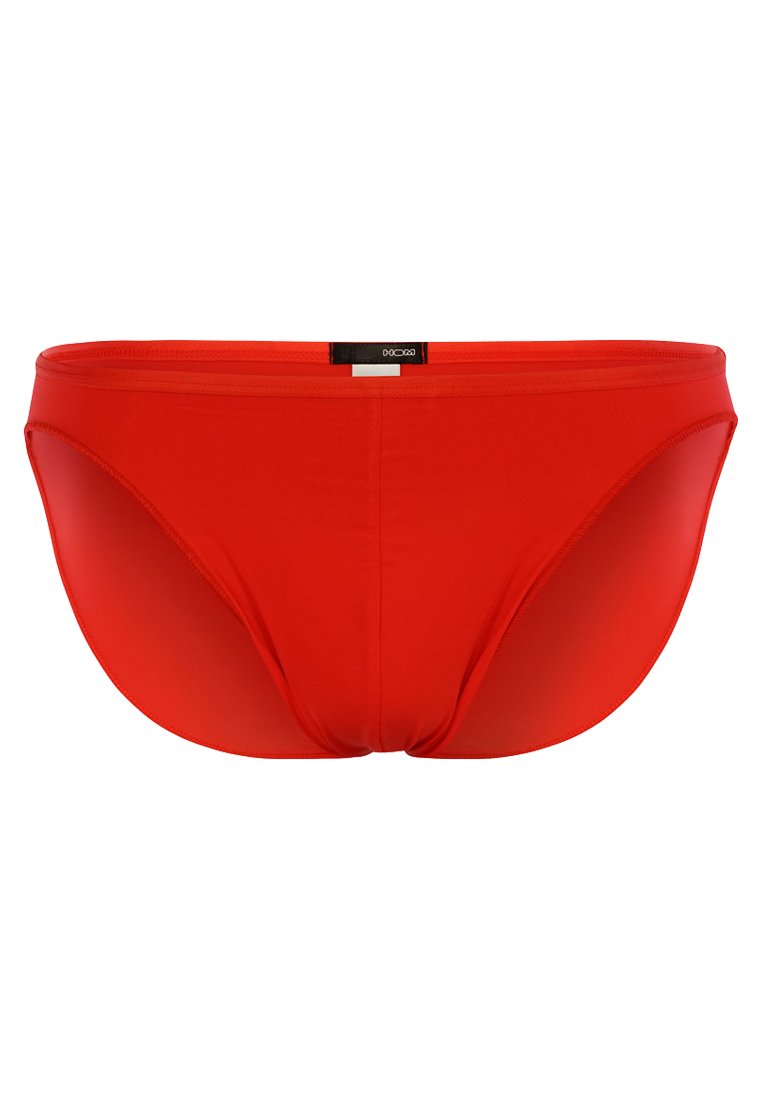 Rote Badehose aus glattem, dehnbarem Stoff mit einem niedrig geschnittenen Schnitt, nahtlosem Design und einem markierten Bund auf der Rückseite.