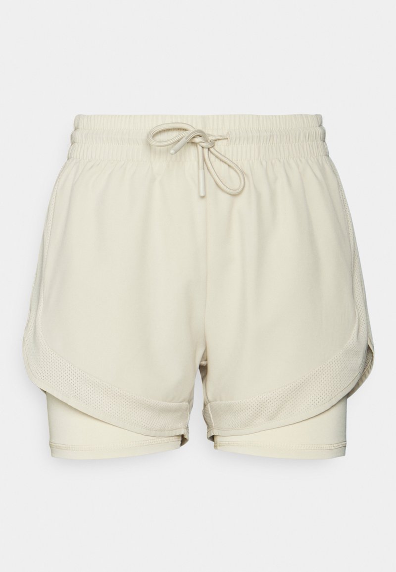 Pantalones cortos deportivos beige con cintura ajustable, que cuentan con una capa exterior suave y una capa interior de malla texturizada para una mejor transpirabilidad.