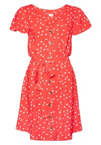 Robe rouge à manches courtes avec motif floral blanc, boutons devant, col en V et ceinture en tissu assorti nouée à la taille.