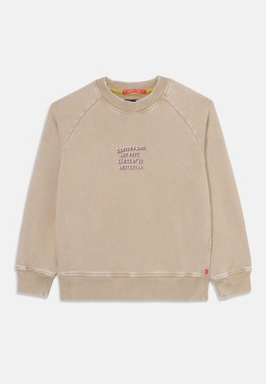 Hanorac bej cu mâneci lungi, manșete și guler tip reiat, cu text brodat "Scotch & Soda Art Dept Class of '95 Amsterdam" pe piept.