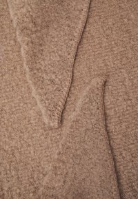 Vero Moda VMCALLY TRIANGLE SCARF  - Kaelarätt - brown lentil/lblack melange