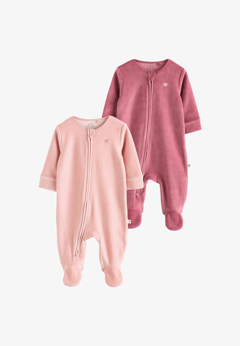 Zwei Babybodys, einer in zartem Rosa und einer in dunklerem Rosa, aus weichem Stoff. Beide haben lange Ärmel, ein Fußdesign und Herzakzente.