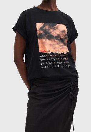 Musta T-paita käärittyine hihoineen, jossa auringonlaskukuvio ja valkoiset koordinaattitekstit sekä "ALLSAINTS SPITALFIELDS" -logo.