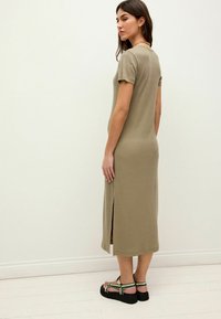 Next COLUMN  WITH SLIT DETAIL REGULAR FIT - Maksikleit - green