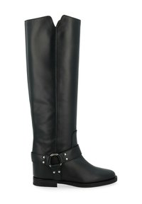 Bottes en cuir noir hautes jusqu'aux genoux avec un haut en forme de V, un talon plat et une large sangle ornée d'un anneau en métal et de clous autour de la cheville.