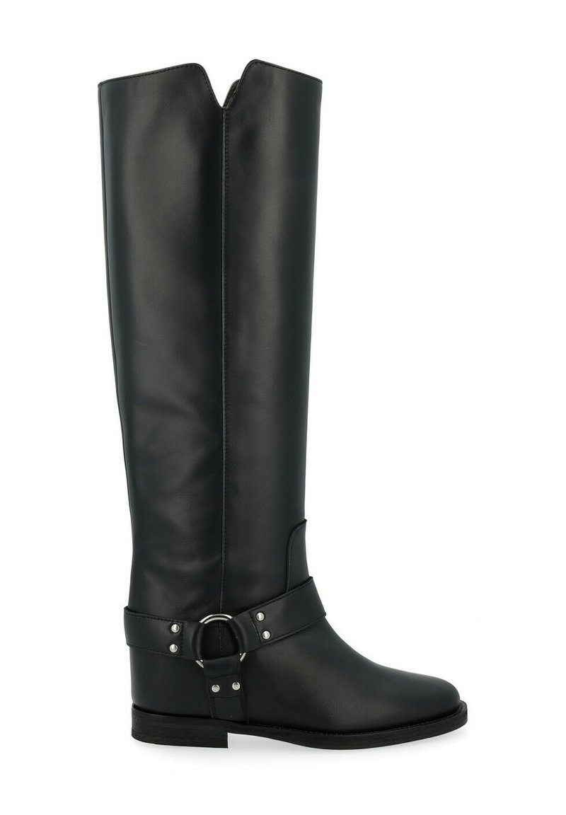 Bottes en cuir noir hautes jusqu'aux genoux avec un haut en forme de V, un talon plat et une large sangle ornée d'un anneau en métal et de clous autour de la cheville.