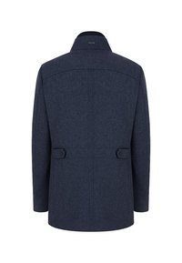 Granatowy męski płaszcz z długim rękawem, z wysokim kołnierzem, dwiema zapinanymi na guziki paskami z tyłu oraz czystym, dopasowanym przeszyciem.