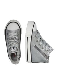 Srebrne wysokie trampki wykonane z metalicznej tkaniny, z białymi gumowymi podeszwami, czarnymi akcentami i szczegółem w postaci bocznego zamka, ułatwiające zakładanie.