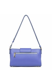 Paarse leren handtas met een rechthoekige vorm, vlak ontwerp en een voorzak met rits. Beschikt over een afneembare schouderband en gouden accenten.