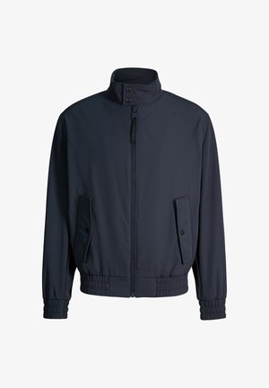 Granatowa kurtka na zamek z wysokim kołnierzem, zatrzaskami, dwoma przednimi kieszeniami z patkami na zatrzaski oraz elastycznymi mankietami i pasem.