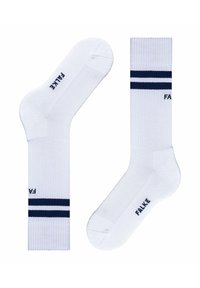 Chaussettes blanches à la cheville avec des rayures bleu marine près du haut, présentant une texture côtelée et le logo "FALKE" imprimé en bleu foncé sur le côté.