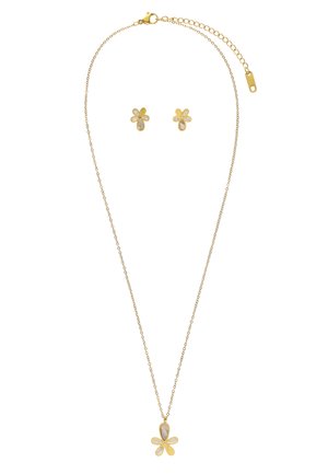 Arany nyaklánc és hozzáillő, virág formájú fülbevalók csepp és kis kristálydíszítéssel, fehér háttéren.