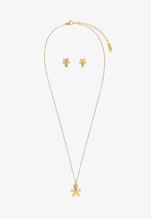 Złoty naszyjnik oraz dopasowane kolczyki w kształcie kwiatu z detalami w kształcie łezki i małymi kryształkami na białym tle.
