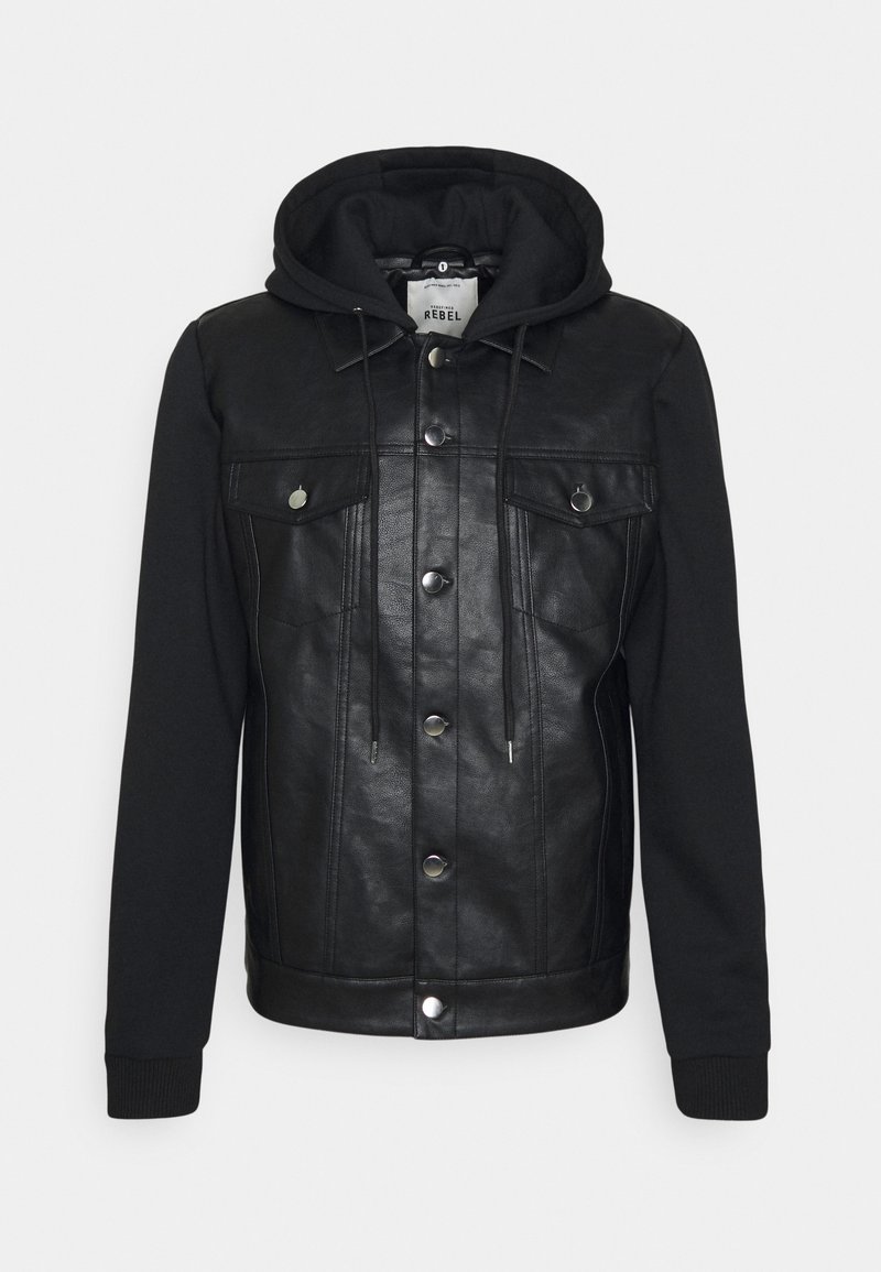 Giacca nera che combina materiali in pelle e pile, con cappuccio, bottoni a pressione, due tasche frontali e polsini a costine.
