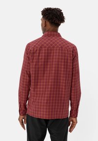 Bordeauxgekleurde geruite shirt met lange mouwen, voorzien van een knoopsluiting en een contrasterend gele ruitpatroon. Gladde stof en getailleerde pasvorm.
