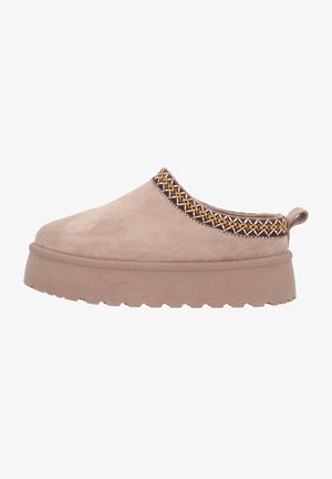 Beige Wildleder Slipper mit einer dicken, strukturierten Sohle. Verfügt über gewebte Akzente in Braun und Gold entlang der oberen Kante.