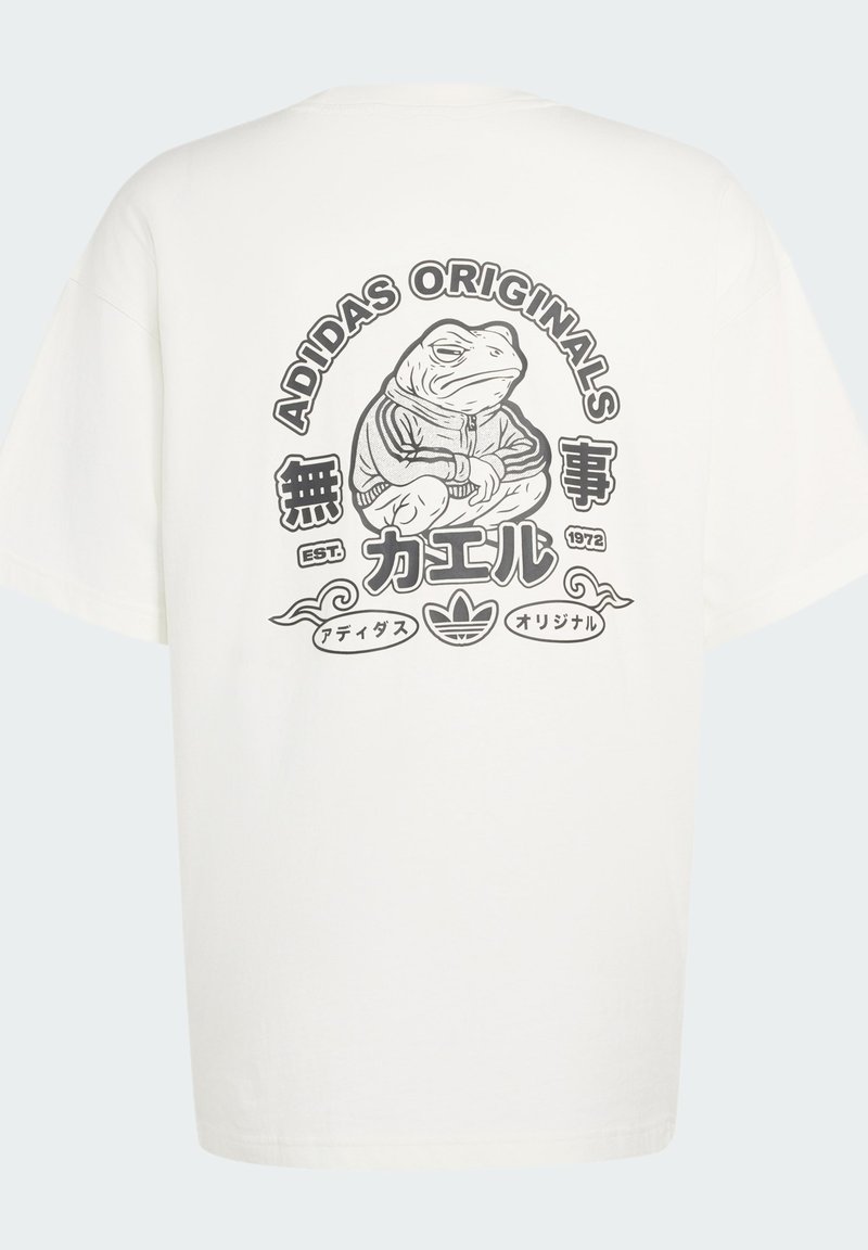 T-shirt en coton blanc avec une impression graphique noire représentant une grenouille vêtue, accompagnée du texte "ADIDAS ORIGINALS" et d'accents circulaires.