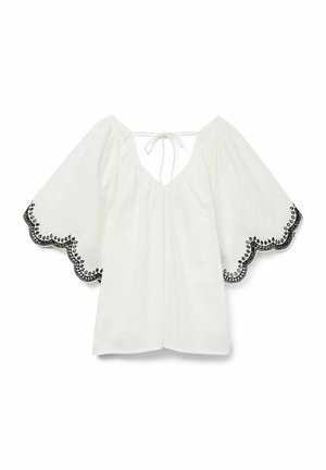 Biała bluzka z dekoltem w serek i szerokimi krótkimi rękawami. Czarna koronkowa lamówka zdobi rękawy i dół, posiadając skomplikowane faliste detale.