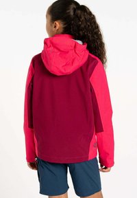 Wasserdichte Jacke in Pink- und Kastanienbraun, mit strukturiertem Stoff, Kapuze und langen Ärmeln. Mit Logo am Saum.