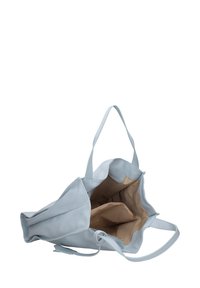 Jasnoniebieska skórzana torba tote z podwójnymi uchwytami, otwartym wierzchem i beżowym wnętrzem z przegrodami oraz kieszenią na zamek.