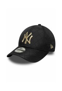 Zwarte gewatteerde honkbalpet met een ronde kroon, platte rand en een gouden geborduurd New York-logo op de voorkant. New Era-sticker op de rand.