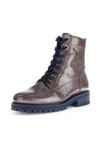 Botte de cheville en cuir brun avec bout rond, lacets noirs, accents en métal doré et finition texturée. Semelle épaisse en caoutchouc noir.