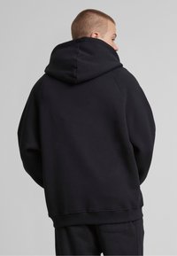 PEQUS CHEST LOGO - Lukuga pusa - black
