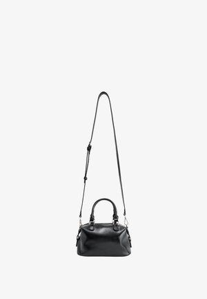 Bolso de cuero negro con asas cortas y bandolera larga ajustable, con herrajes en plata, sobre fondo blanco.