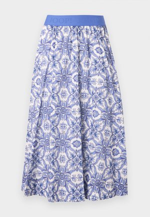 Weißer Rock mit blauem Blumen- und geometrischem Muster, ausgestattet mit einem blauen Bund mit geprägtem Markennamen.