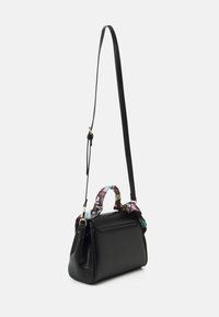 Svart läderhandväska med ett färgglatt mönstrat scarvhandtag, enkel avtagbar axelrem, rektangulär form och detaljer i guld.