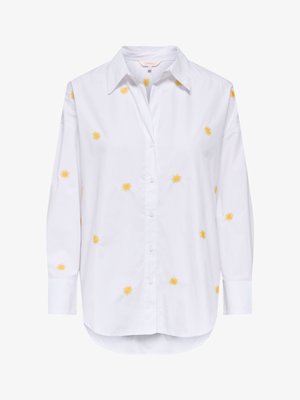 Camisa blanca de manga larga con botones y cuello, con bordados pequeños y dispersos de soles amarillos en el frente y las mangas.