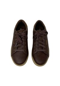 Un par de zapatillas Skechers de cuero marrón con cordones atados, vistas desde arriba sobre un fondo blanco.