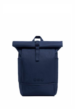 Donkerblauwe roll-top rugzak met voorste gesp, zijzakken, draaghandvat en drie kleine geperste ronde logo’s bij de onderkant.