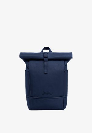 Dunkelblauer Rucksack mit Rollverschluss, Frontschnalle, Seitentaschen, Tragegriff und drei kleinen geprägten runden Logos nahe der Basis.