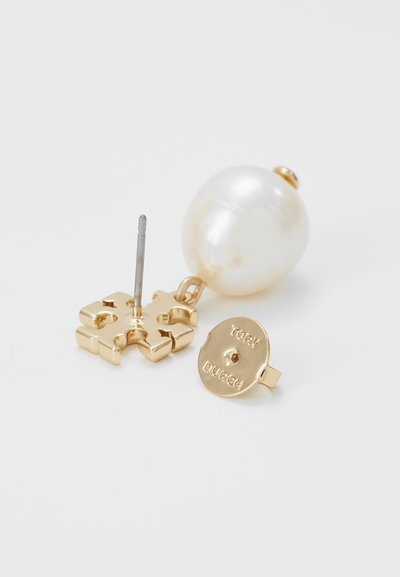 Orecchino a pendente in tono oro con una grande perla bianca e un design geometrico. La parte posteriore è incisa con il logo "Tory Burch".