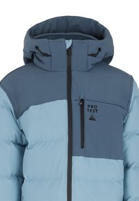 Gepolsterte Jacke mit einem zweifarbigen Design in Dunkel- und Hellblau. Sie hat einen hohen Kragen, eine verstellbare Kapuze, einen Frontreißverschluss und eine Brusttasche.