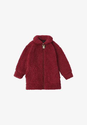 Abrigo de borreguito rojo y esponjoso con un cuello vuelto, cremallera frontal y dos bolsillos laterales. Presenta un charm decorativo en el tirador de la cremallera.