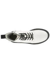 Botas tobilleras de cuero blanco con cordones y costuras negras; cuentan con una cremallera lateral y una suela texturizada, lo que brinda un diseño moderno.