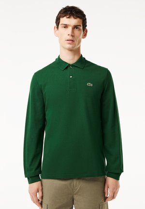 Polo shirt verde a maniche lunghe in tessuto testurizzato, con collo a contrasto, patta con due bottoni e logo in evidenza sul petto.