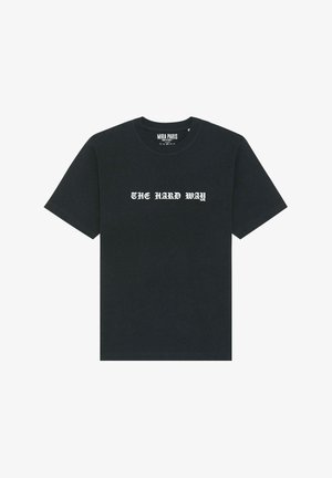 Zwarte katoenen t-shirt met korte mouwen, ronde hals, en witte tekst in gestileerd lettertype die "THE HARD WAY" op de voorkant leest.