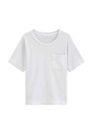T-shirt blanc à manches courtes et col rond avec une poche sur le côté gauche de la poitrine, fabriqué en tissu de coton doux.