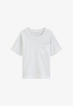 T-shirt blanc à manches courtes et col rond avec une poche sur le côté gauche de la poitrine, fabriqué en tissu de coton doux.