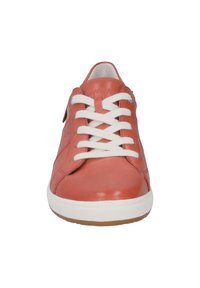 Korallenleder-Sneaker mit weißen Schnürsenkeln, abgerundeter Zehenpartie und strukturiertem Seitenteil. Verfügt über eine weiße Gummisohle und eine braune Profilsohle.