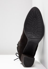 Stivale alla caviglia in suede nero con punta affusolata, cerniera laterale, tacco a blocco e suola in gomma con motivo marcata "Anna Field" taglia 37.