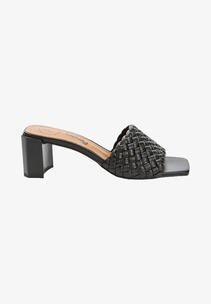Sandales à talons noires tissées avec un bout carré et un talon bloc de hauteur moyenne. La tige présente une finition texturée pour plus de détails.